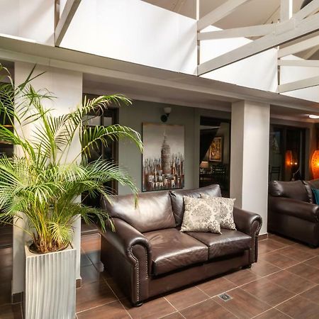 Lala Dene Lodge Bloemfontein Bagian luar foto