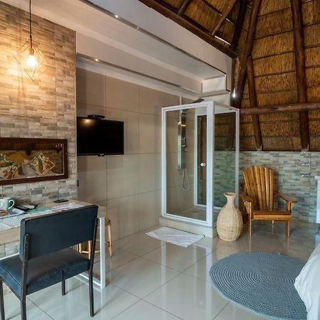 Lala Dene Lodge Bloemfontein Bagian luar foto