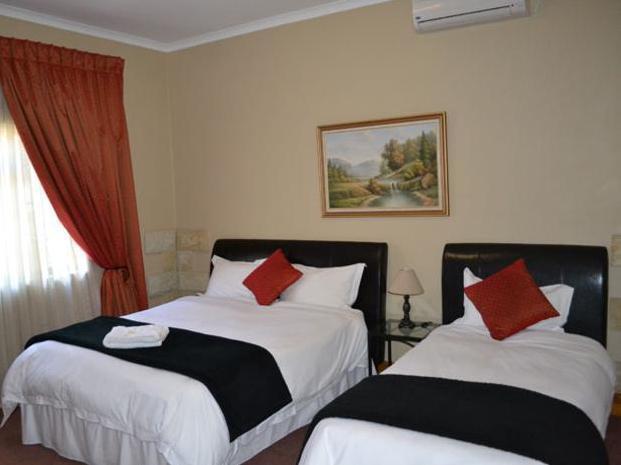 Lala Dene Lodge Bloemfontein Bagian luar foto