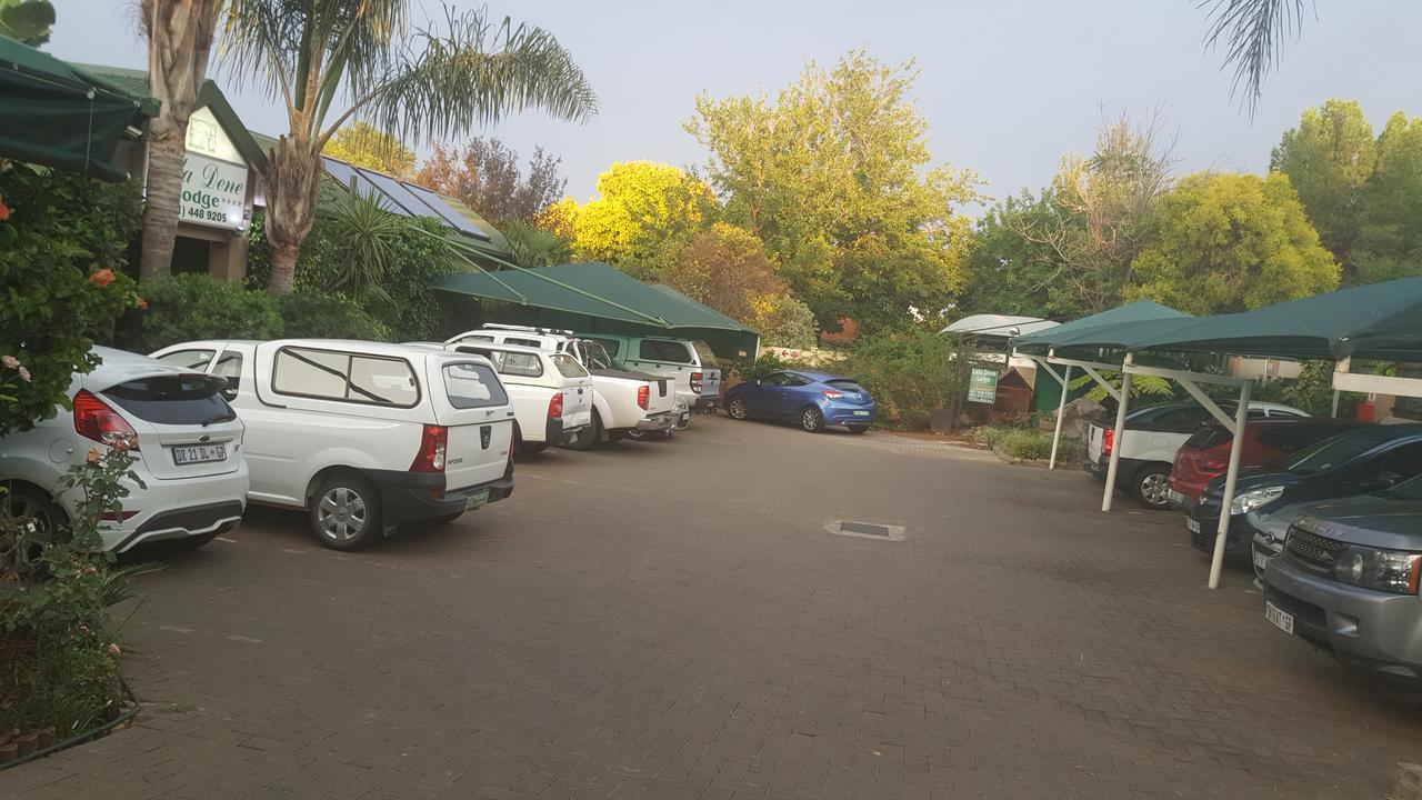 Lala Dene Lodge Bloemfontein Bagian luar foto