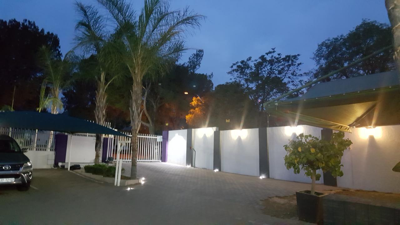 Lala Dene Lodge Bloemfontein Bagian luar foto