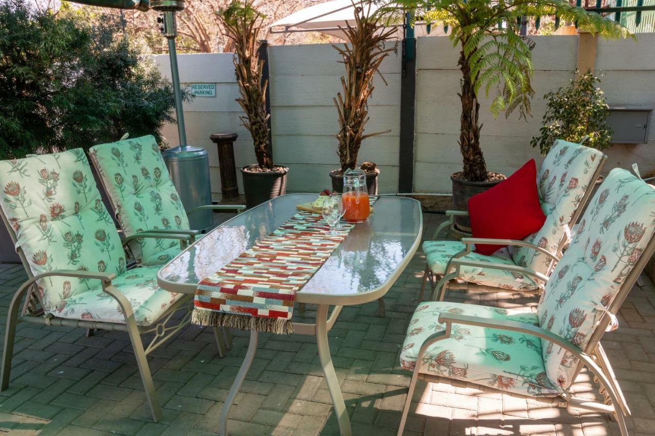 Lala Dene Lodge Bloemfontein Bagian luar foto