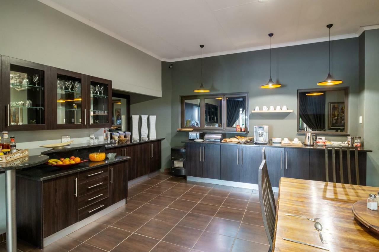 Lala Dene Lodge Bloemfontein Bagian luar foto