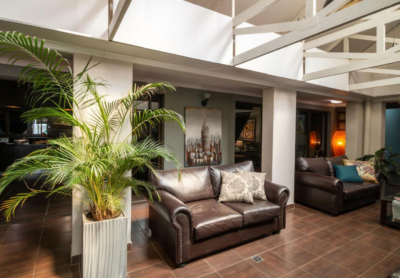 Lala Dene Lodge Bloemfontein Bagian luar foto
