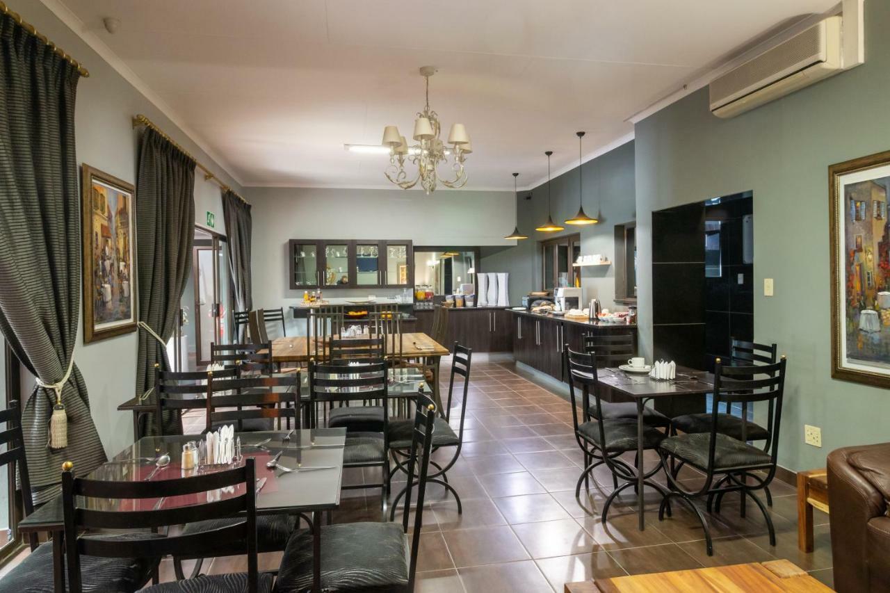 Lala Dene Lodge Bloemfontein Bagian luar foto