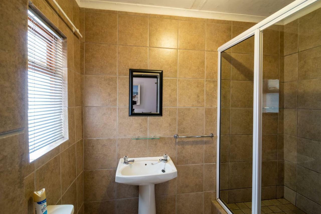 Lala Dene Lodge Bloemfontein Bagian luar foto