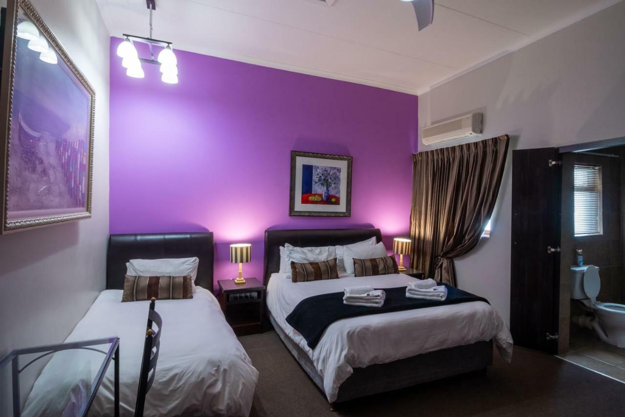 Lala Dene Lodge Bloemfontein Bagian luar foto