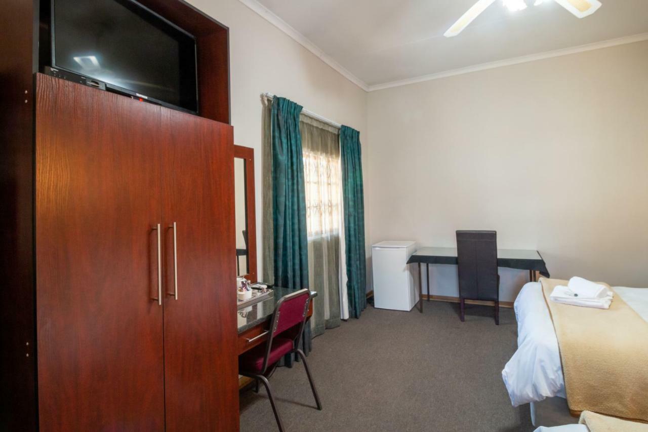 Lala Dene Lodge Bloemfontein Bagian luar foto
