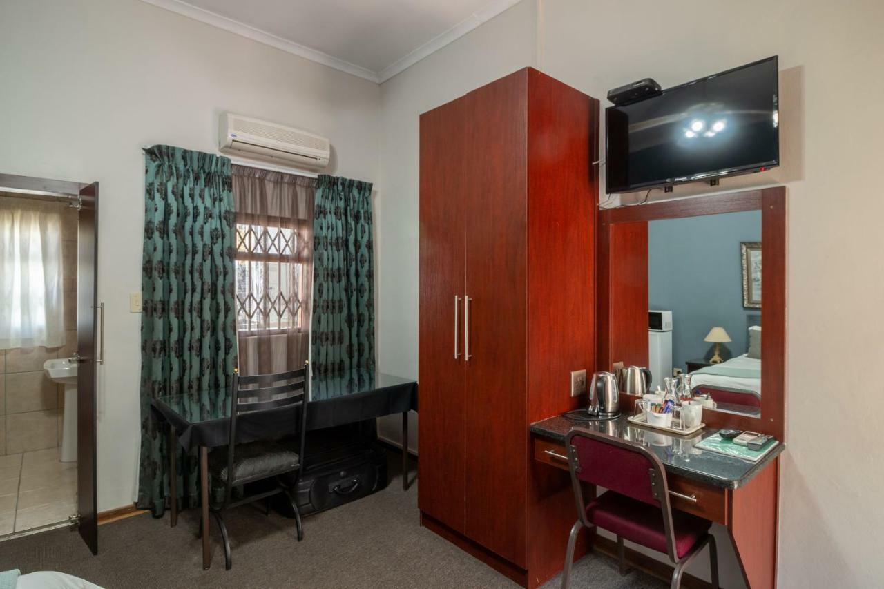Lala Dene Lodge Bloemfontein Bagian luar foto