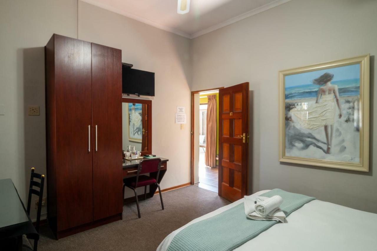 Lala Dene Lodge Bloemfontein Bagian luar foto
