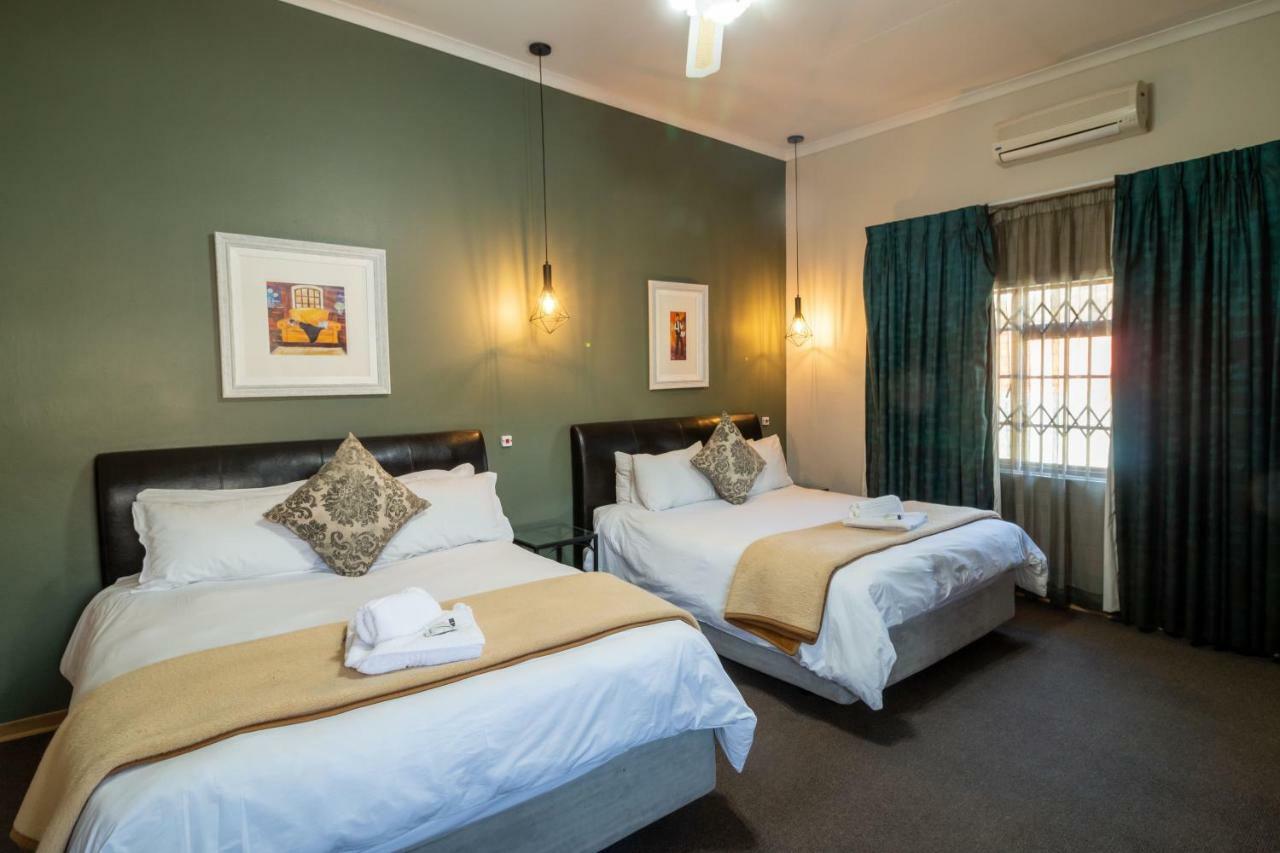 Lala Dene Lodge Bloemfontein Bagian luar foto