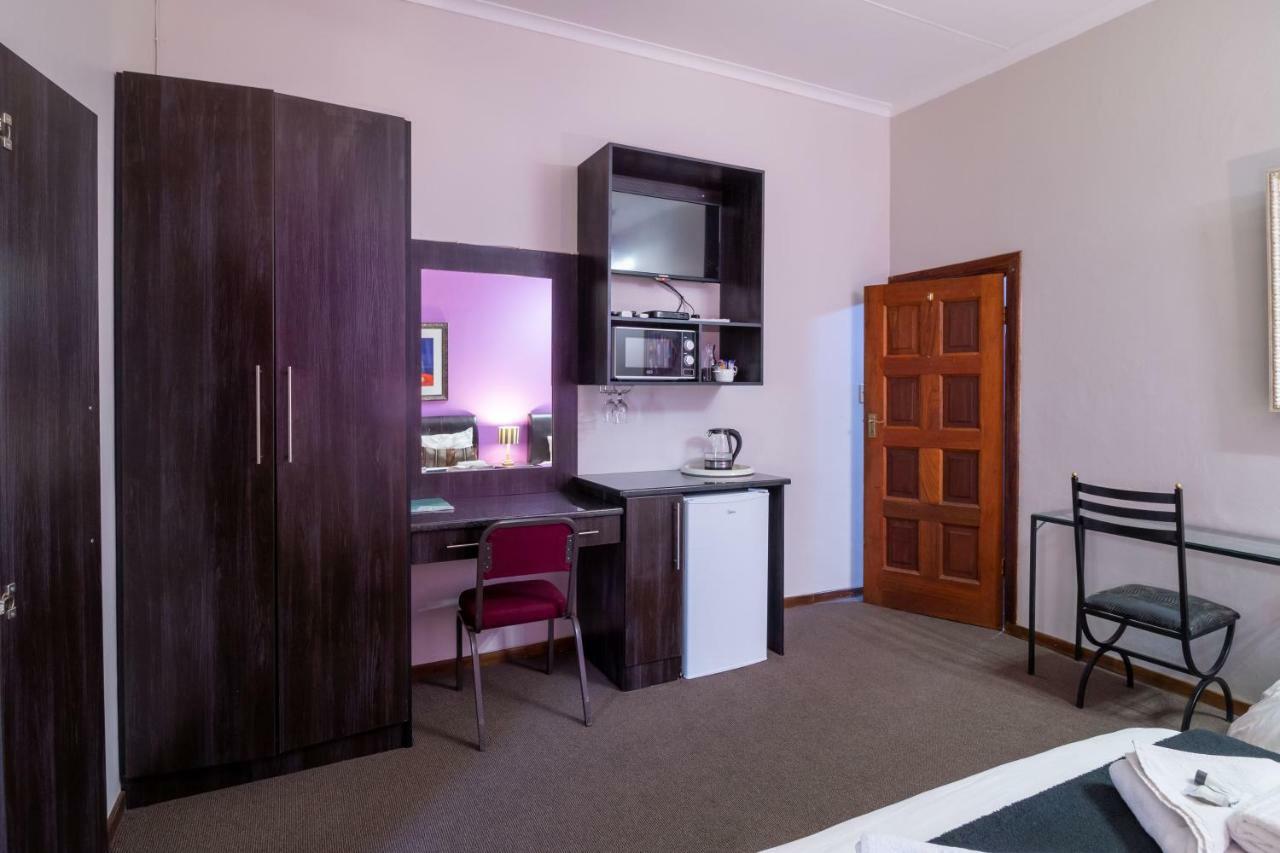 Lala Dene Lodge Bloemfontein Bagian luar foto