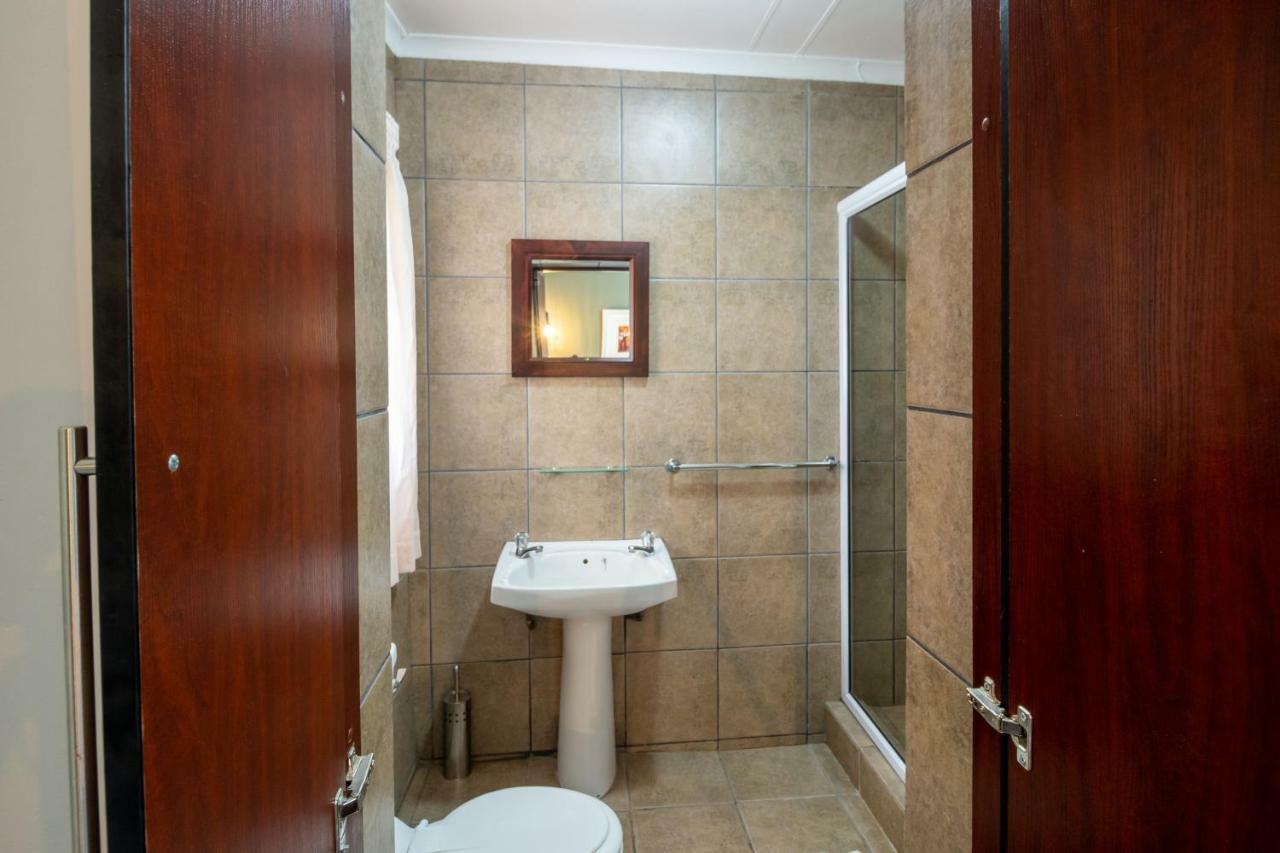 Lala Dene Lodge Bloemfontein Bagian luar foto