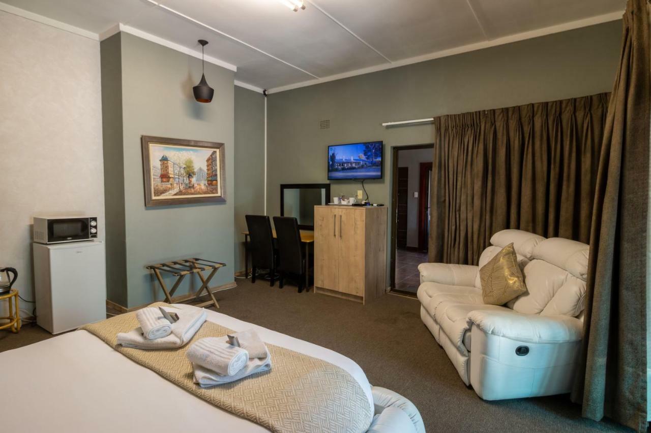 Lala Dene Lodge Bloemfontein Bagian luar foto