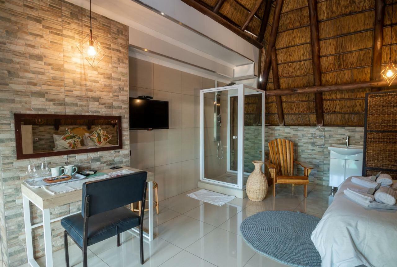 Lala Dene Lodge Bloemfontein Bagian luar foto