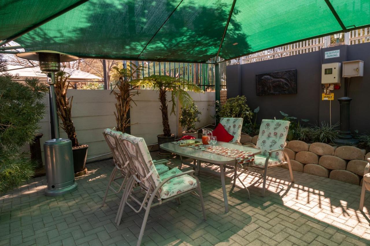 Lala Dene Lodge Bloemfontein Bagian luar foto