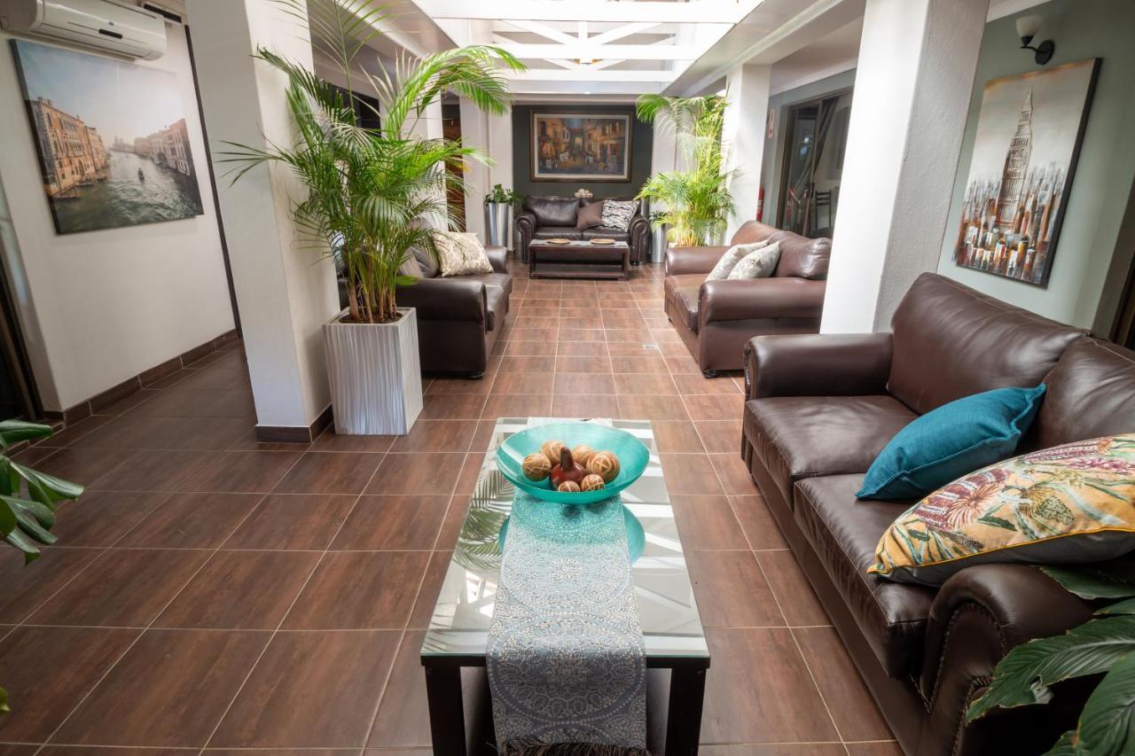 Lala Dene Lodge Bloemfontein Bagian luar foto